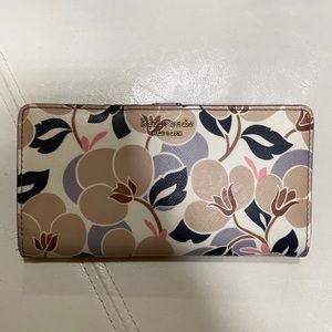 Kate spade wallet, used but in good conditions